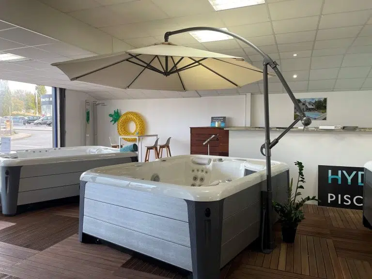 spa-constructeur-piscine-hydramat-vannes-st brieuc-languidic-lorient-morbihan-parasol