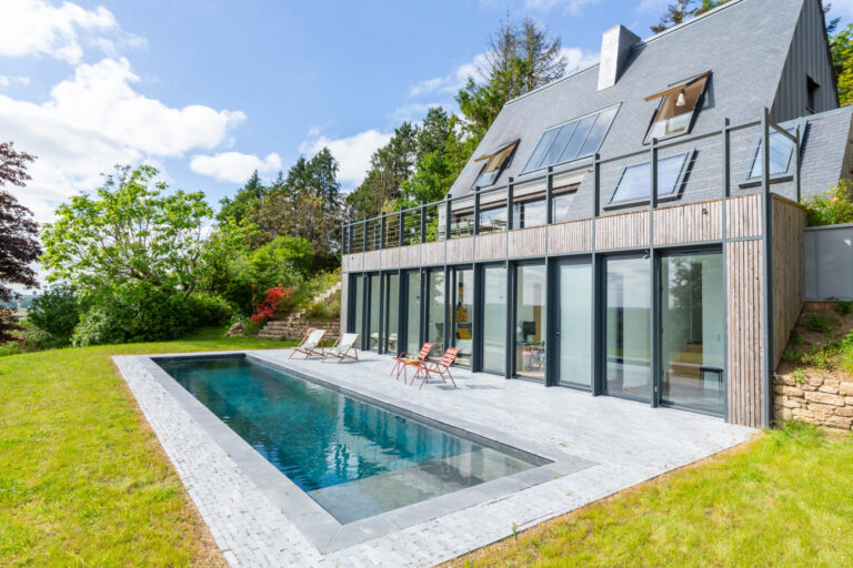 Construction-piscine-béton-couloir-nage-sur-mesure-maison-architecte-Hydramat-Rostronen-Saint-Brieuc-Vannes-Languidic